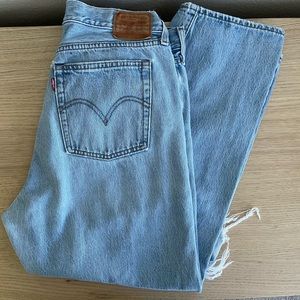Distressed light wash Levi’s wedgie straight size 31